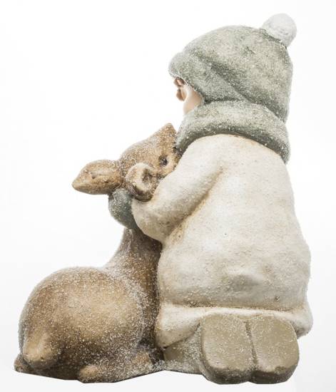CHŁOPCZYK Z JELENIEM figurka dziecko w zimowym stroju, wys. 32 cm