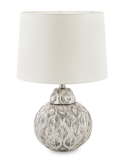 KAIRA lampa stołowa z białym kloszem na srebrnej ażurowej podstawie, wys. 57 cm