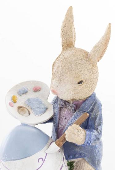 ZAJĄC MALUJĄCY JAJKO PISANKĘ kolorowa figurka wielkanocny królik, wys. 20 cm